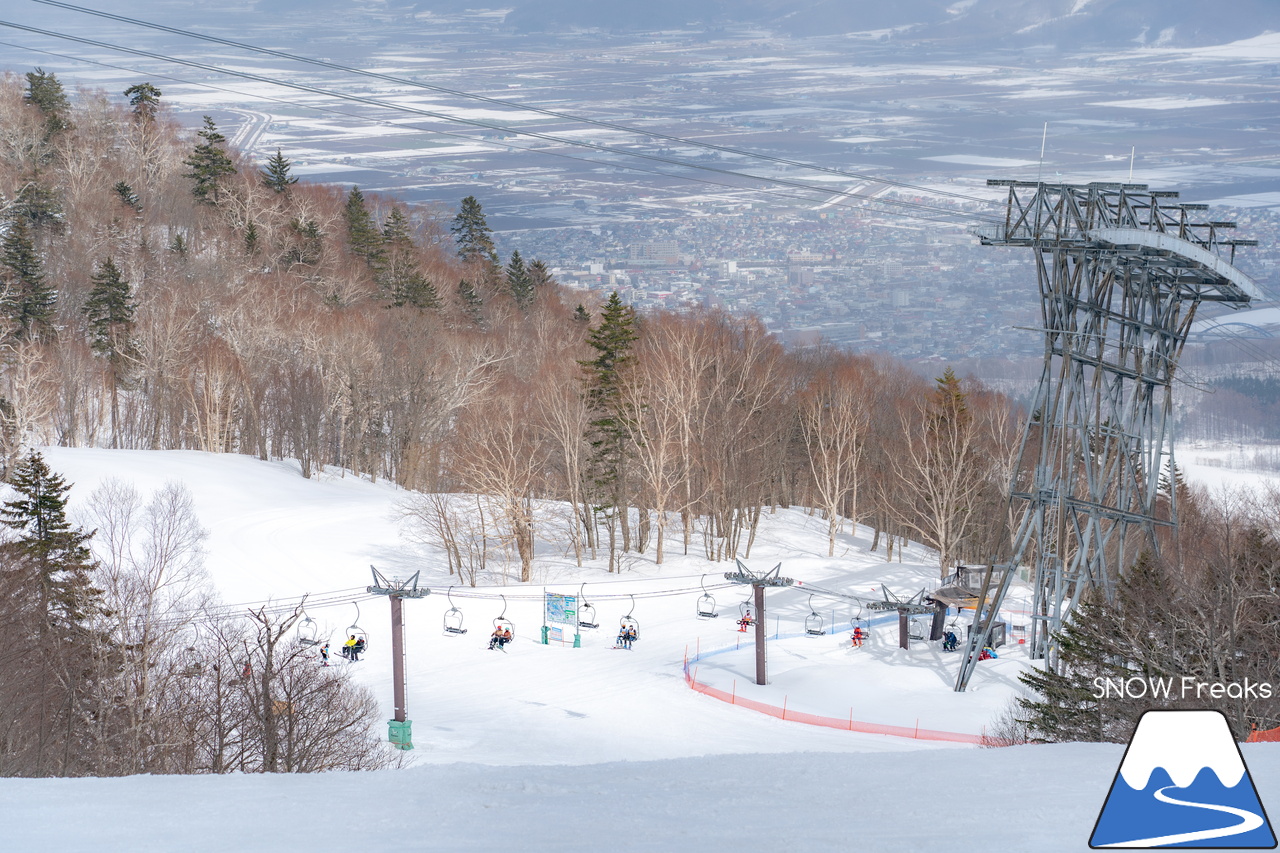 富良野スキー場｜季節は、まだ冬？それとも…？小雪が舞い、たくさんの雪が残る富良野スキー場で、春の恒例イベント『春スキー池渡り大会』開催(^^)/